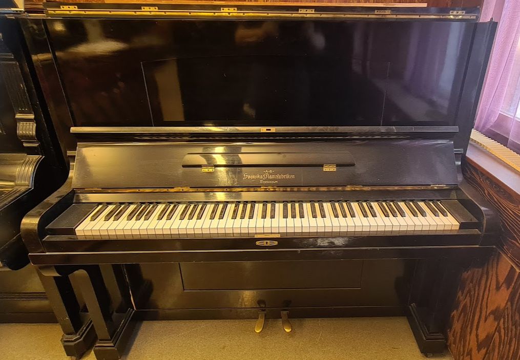Svenska Pianofabriken 136 / piano /