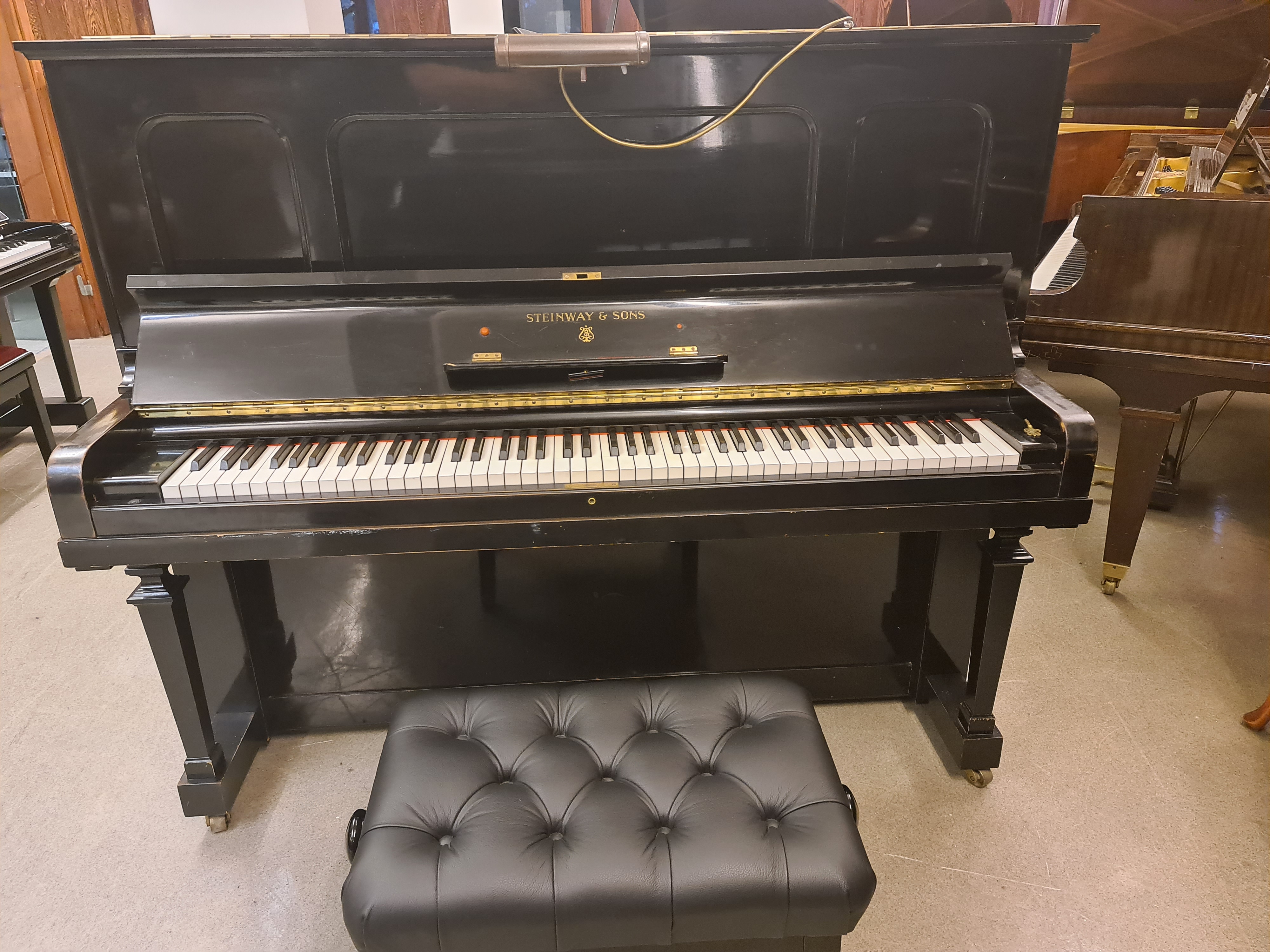 Steinway & Sons K-132 / piano