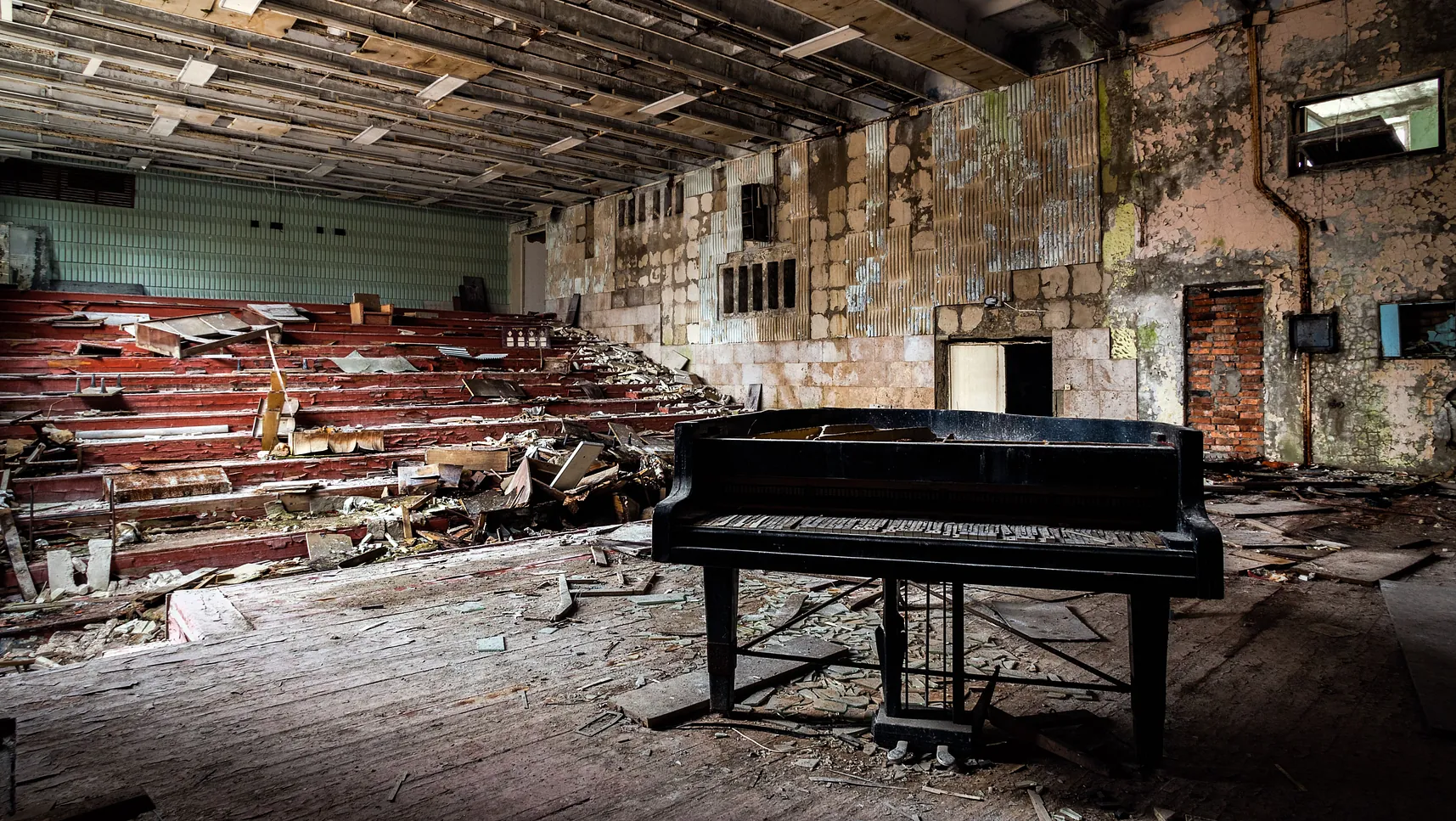 gammalt piano i övergiven salong