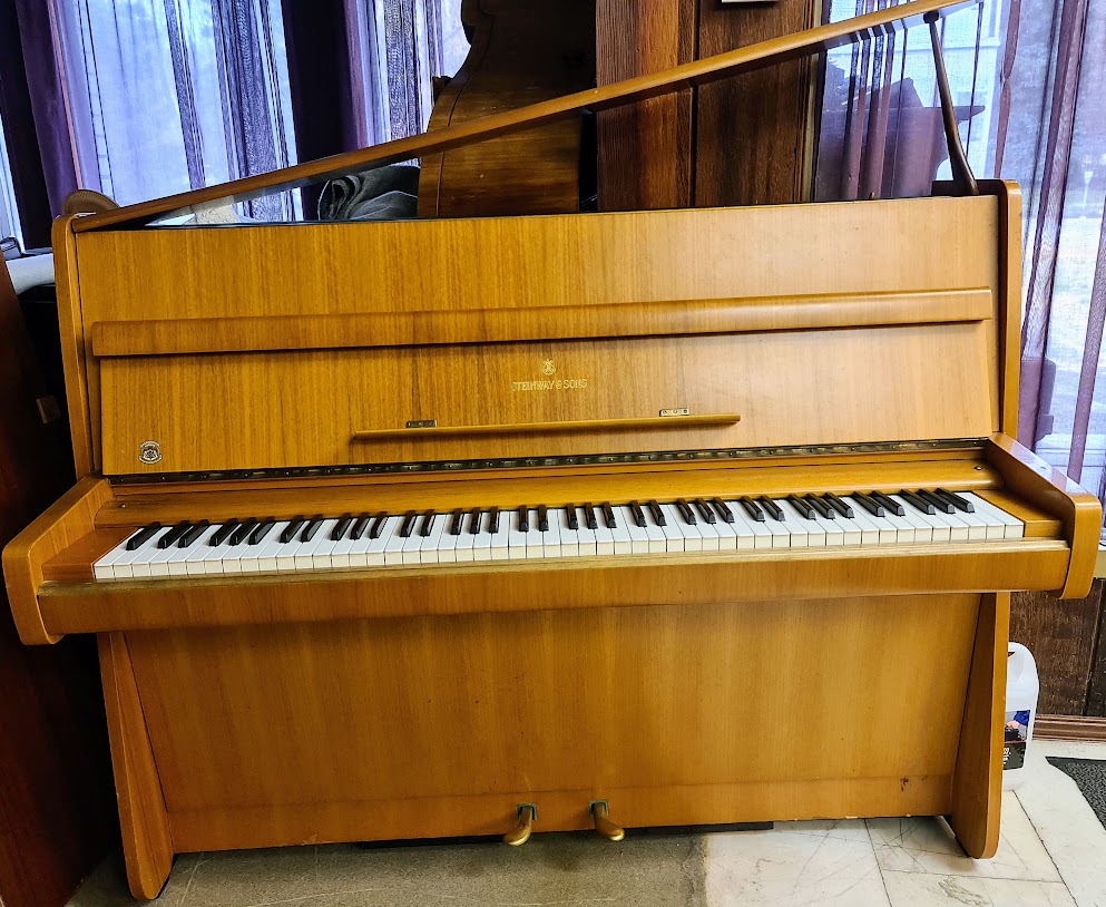 Steinway&Sons Z115,piano