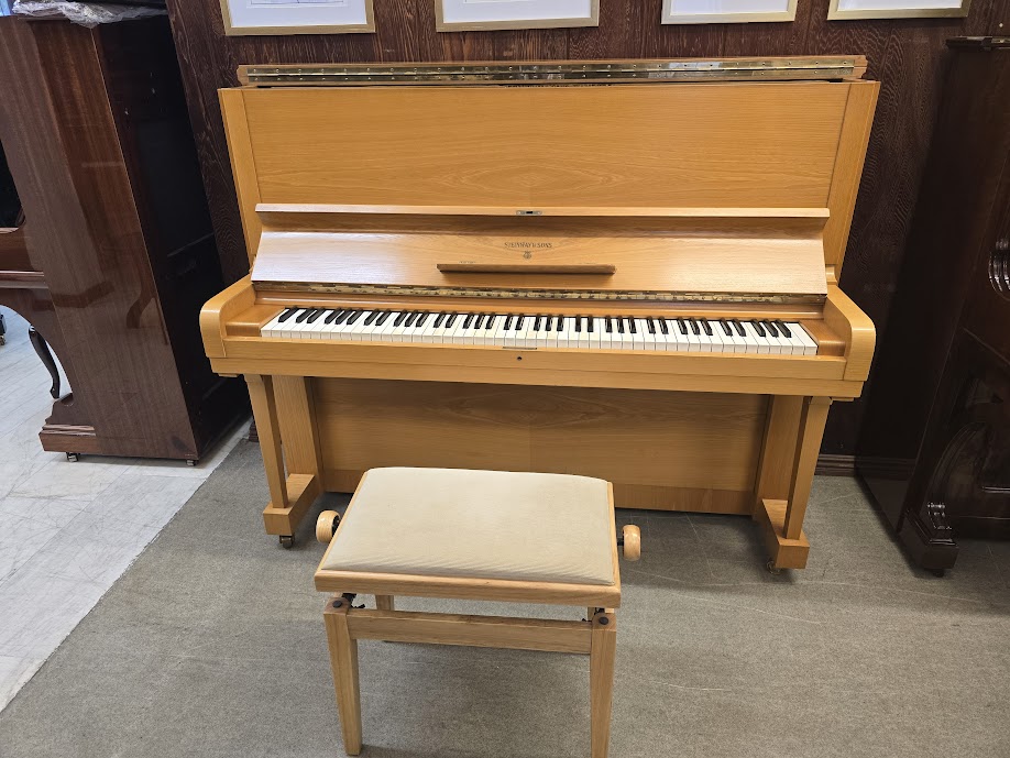 Steinway & Sons V-125