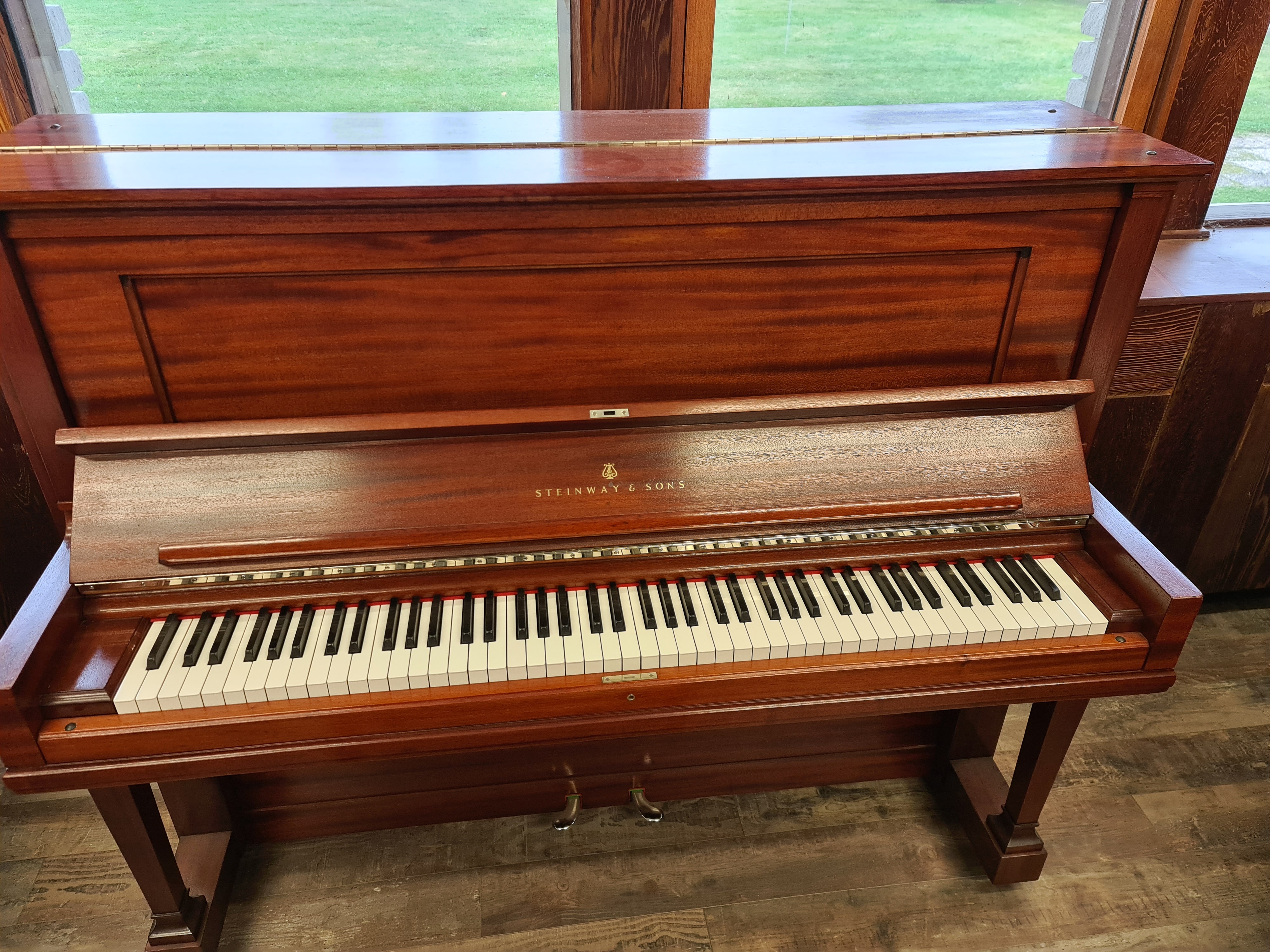 Steinway & Sons V-125 / piano / nyskick, S