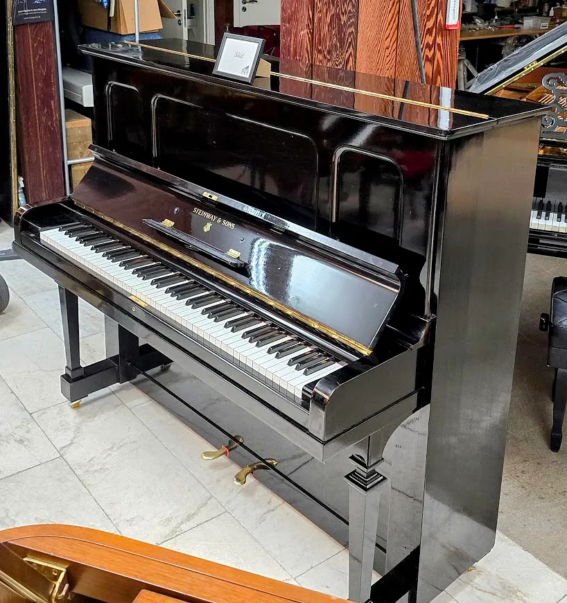 Steinway & Sons K-132 / piano