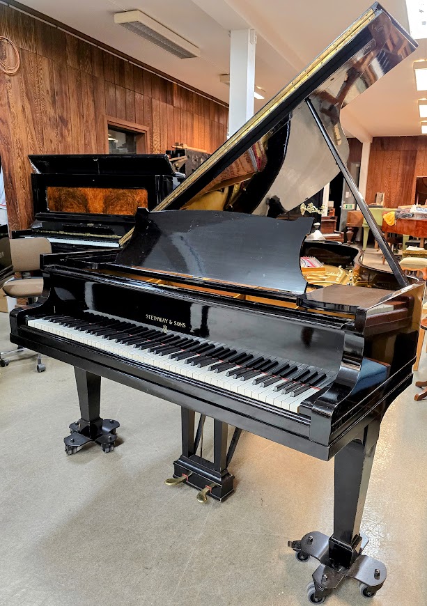 Steinway & Sons O-180