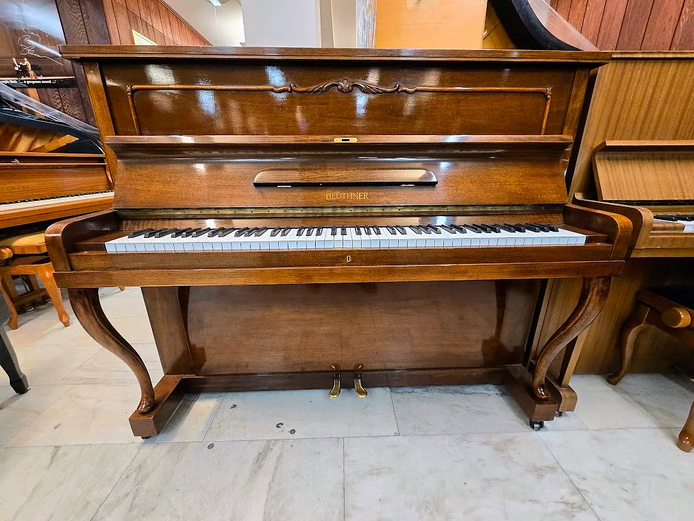 Blüthner 120, valnöt