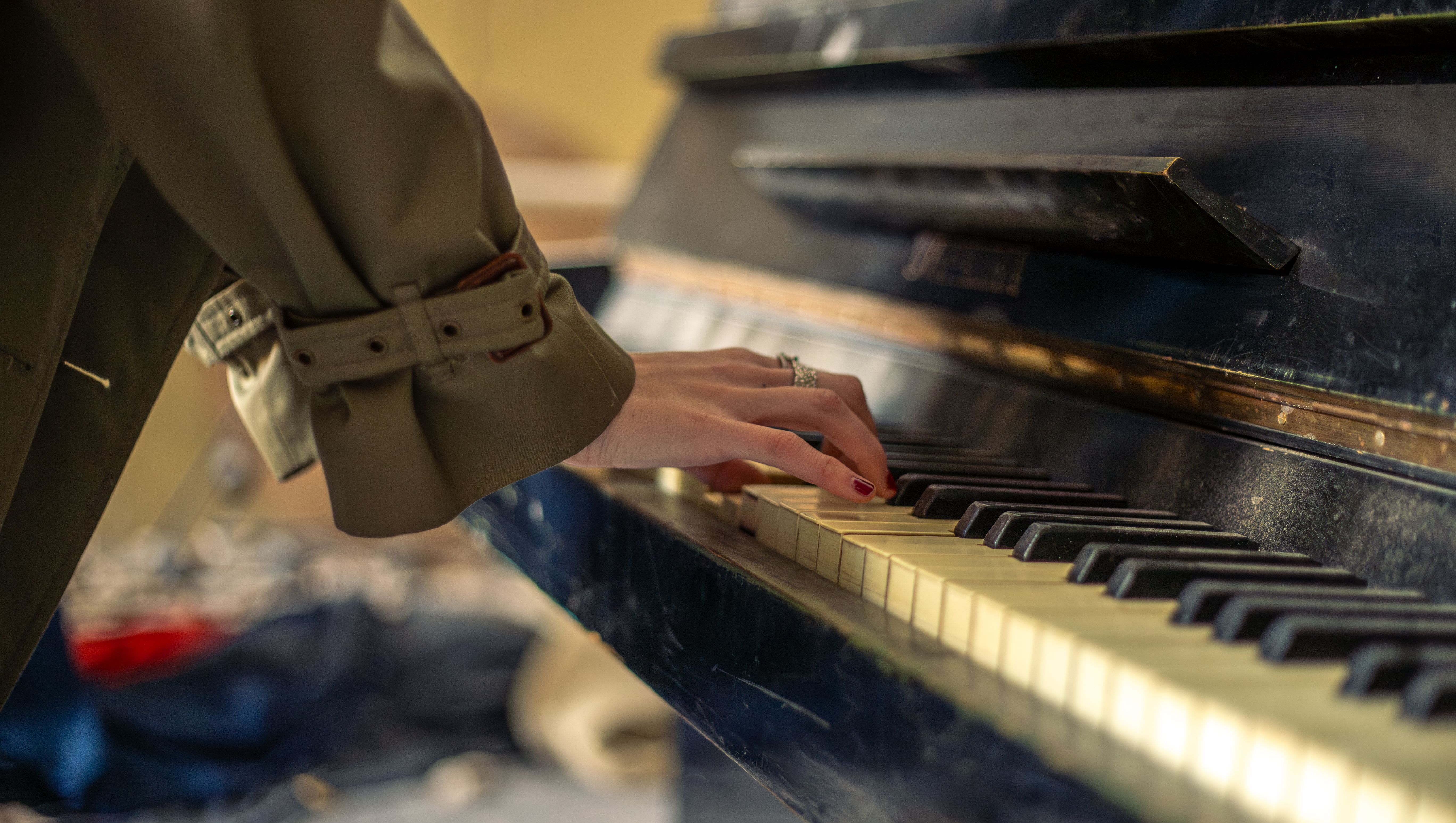hand spelar på ett gammalt vackert fiano