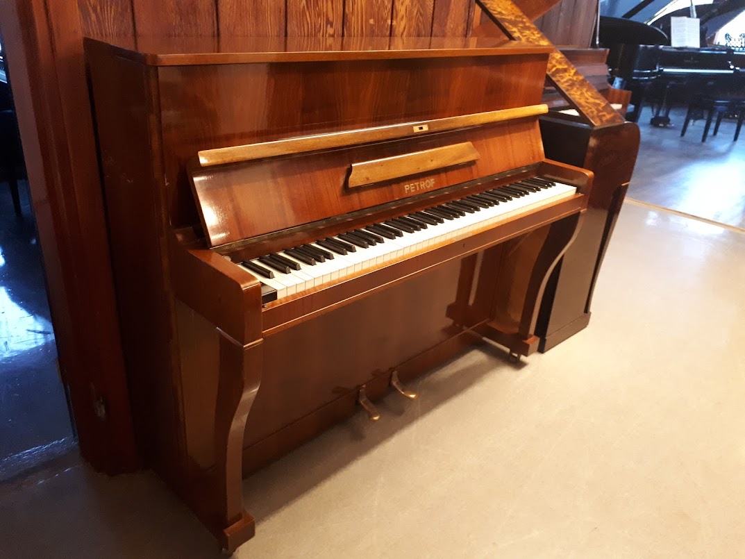 Petrof 109 piano, S