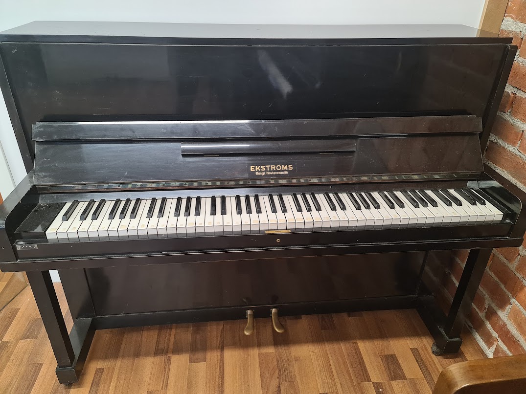 Ekströms 109 / piano